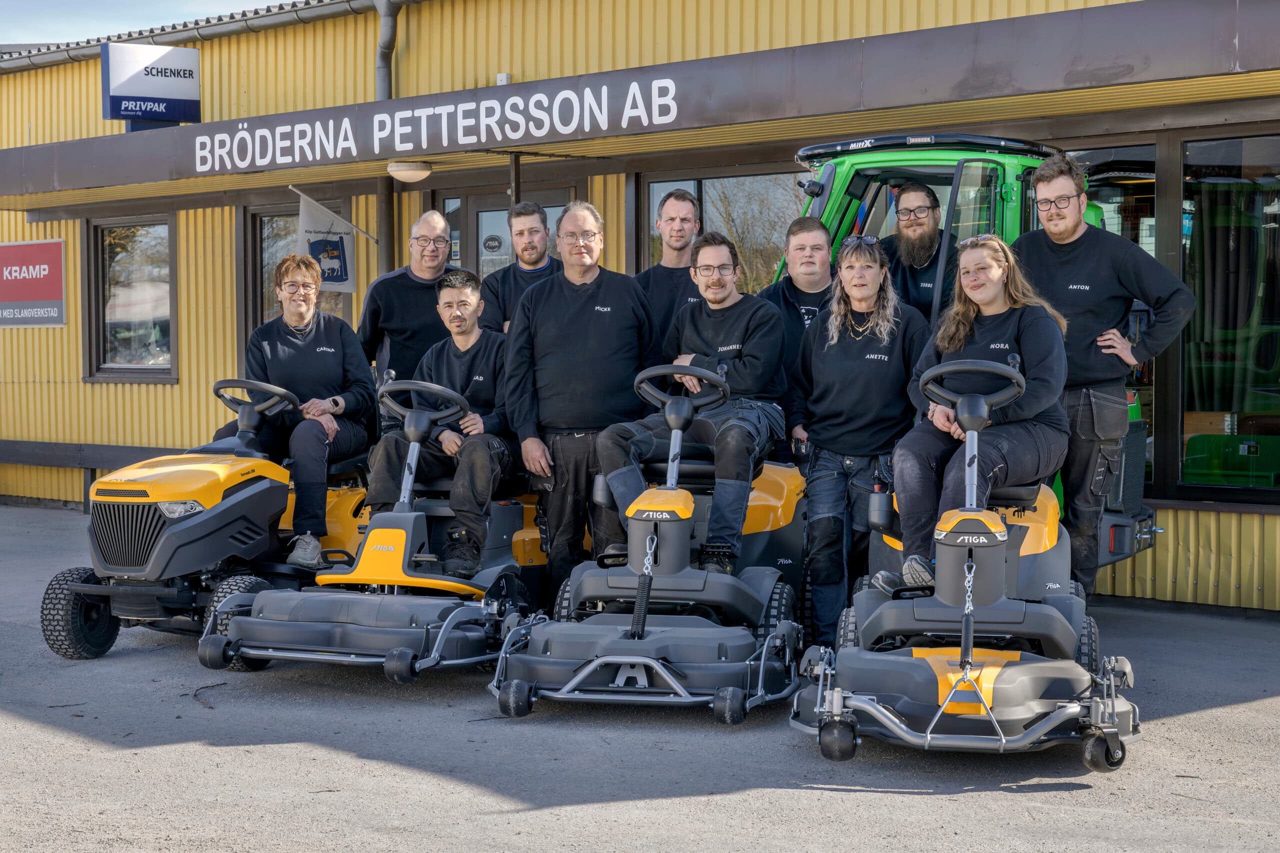 Hela teamet på Bröderna Pettersson framför butiken med STIGA åkgräsklippare