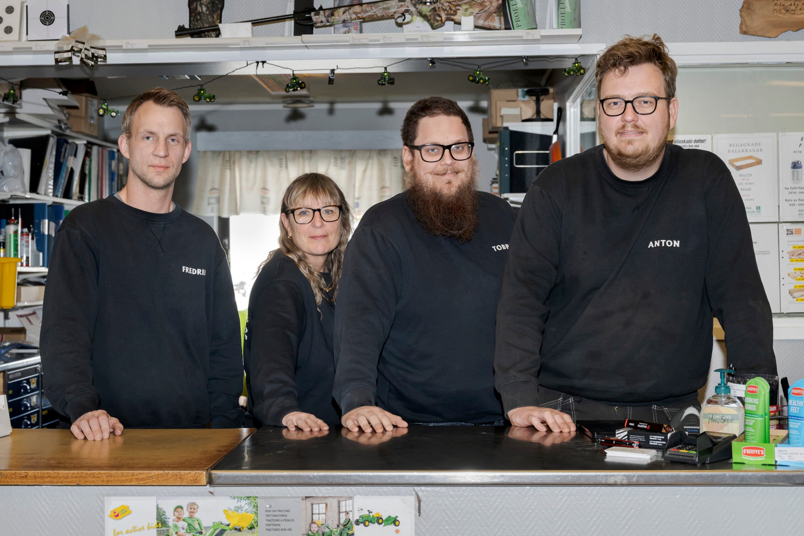 Personal i Bröderna Petterssons butik bakom disken